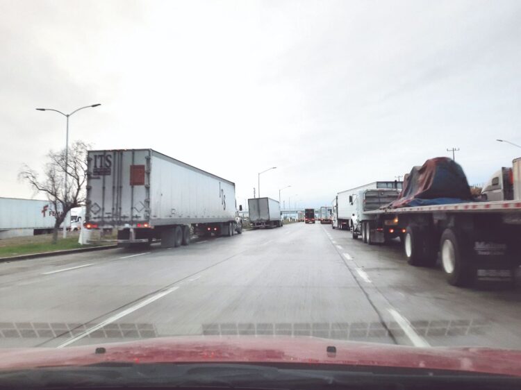 CARRETERA NUEVO LAREDO -MTY Proponen que vía libre sea solo para la carga