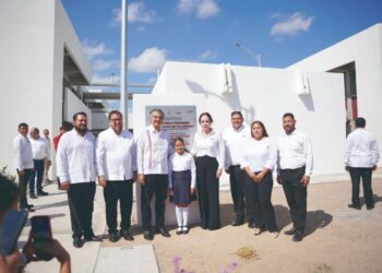 CARMEN LILIA CANTUROSAS Y AMÉRICO VILLARREAL Inauguran primaria en El Progreso
