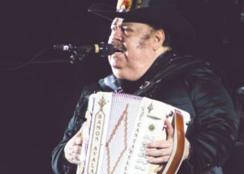 CANTA SENTADO Y LE CORTAN EL SONIDO Ramón Ayala ¡no pudo decir adiós!