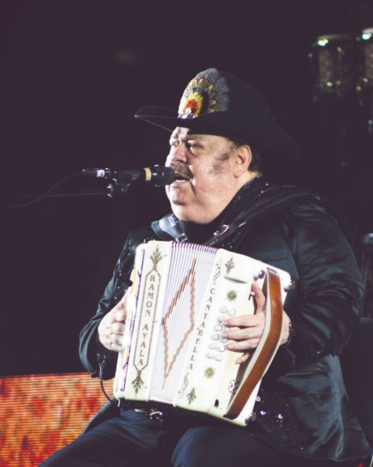 CANTA SENTADO Y LE CORTAN EL SONIDO Ramón Ayala ¡no pudo decir adiós!