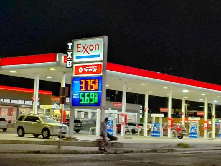Baja gasolina, pero diésel se mantiene caro