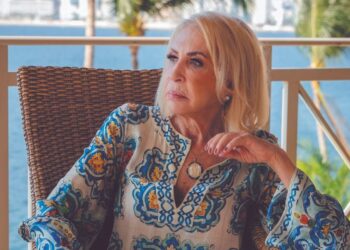 TRAS REVENTARSE UNA ÚLCERA GÁSTRICA Laura Bozzo está intubada