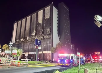 CAUSAS SON INVESTIGADAS Incendio consume hotel